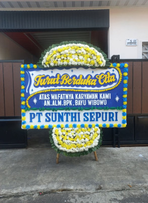 Papan Bunga Duka di Pelabuhan