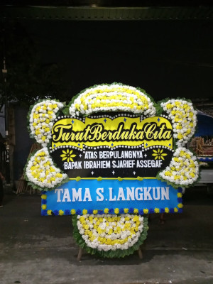 Papan Bunga Duka di Pelabuhan